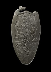 Tavolozza cerimoniale scolpita con animali, alcuni in combattimento, altri che danzano al suono di un flautista con testa di sciacallo, dal deposito principale, Hierakonpolis, c.3000 a.C.